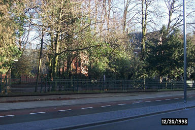 Zicht op koetshuis en zijingang voor