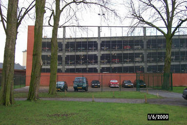 Links van het hoofdgebouw na