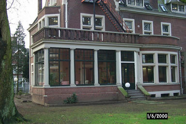 Achterzijde hoofdgebouw na